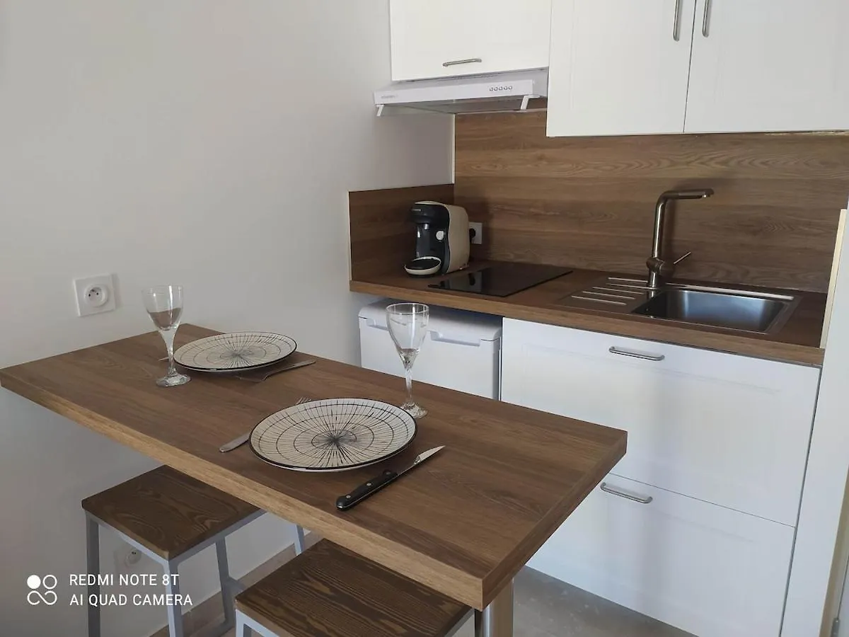 Studio Entree Independante Ideal Vacance Ou Travail Istres 0*,  France